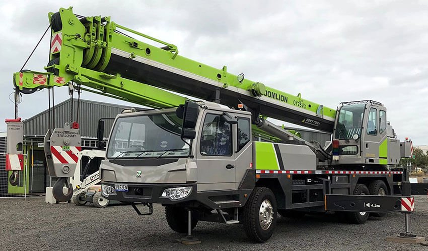 C6 Slewing mobile crane in the field